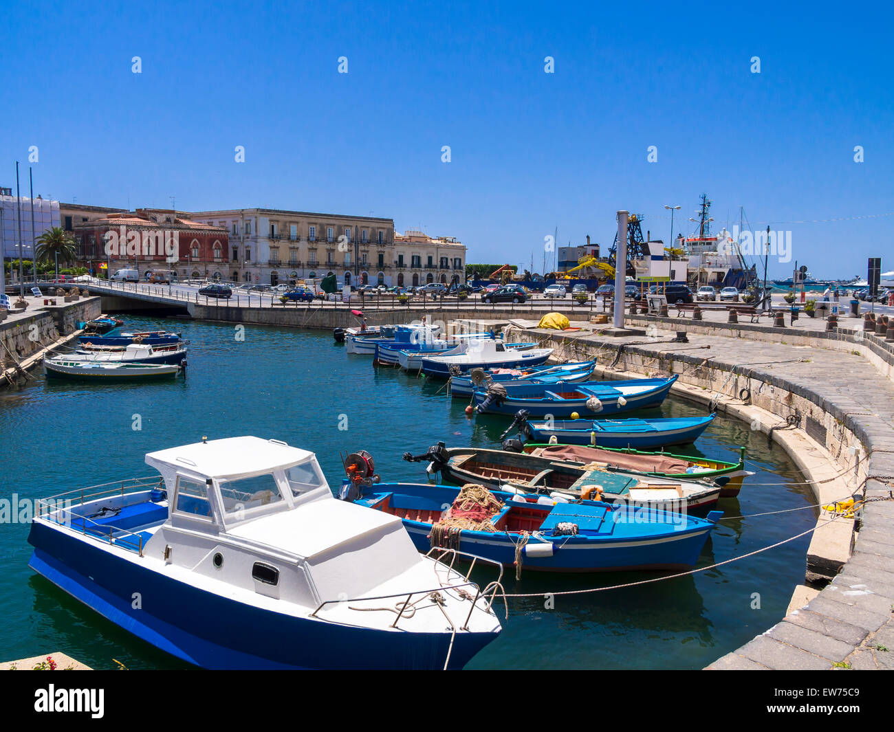 Le barche nel porto, Siracusa, Sicilia, Italia Foto Stock