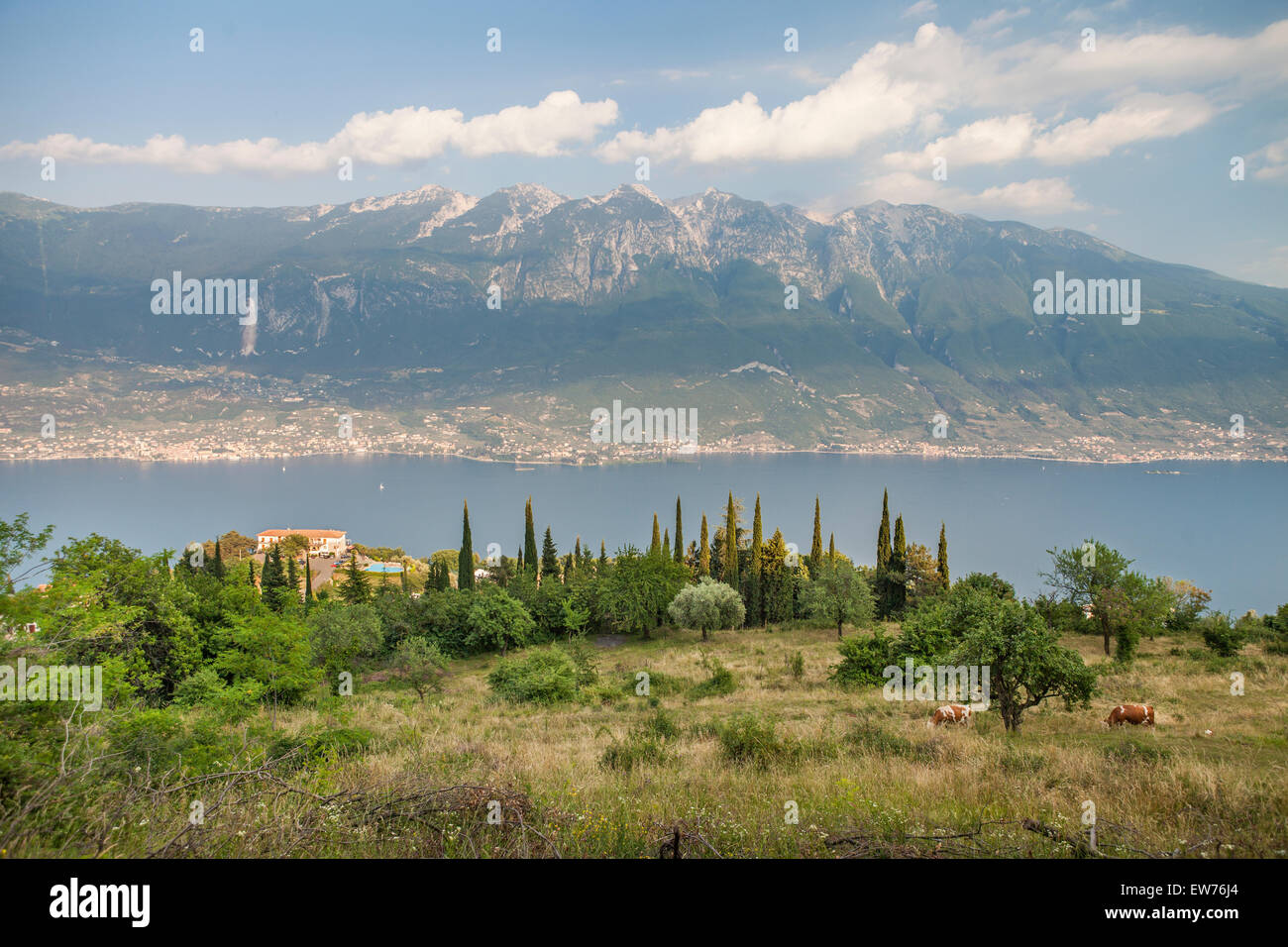 Vista dalla Pieve di Tremosine sul Lago di Garda e sul Monte Baldo, Brescia, Italia Foto Stock