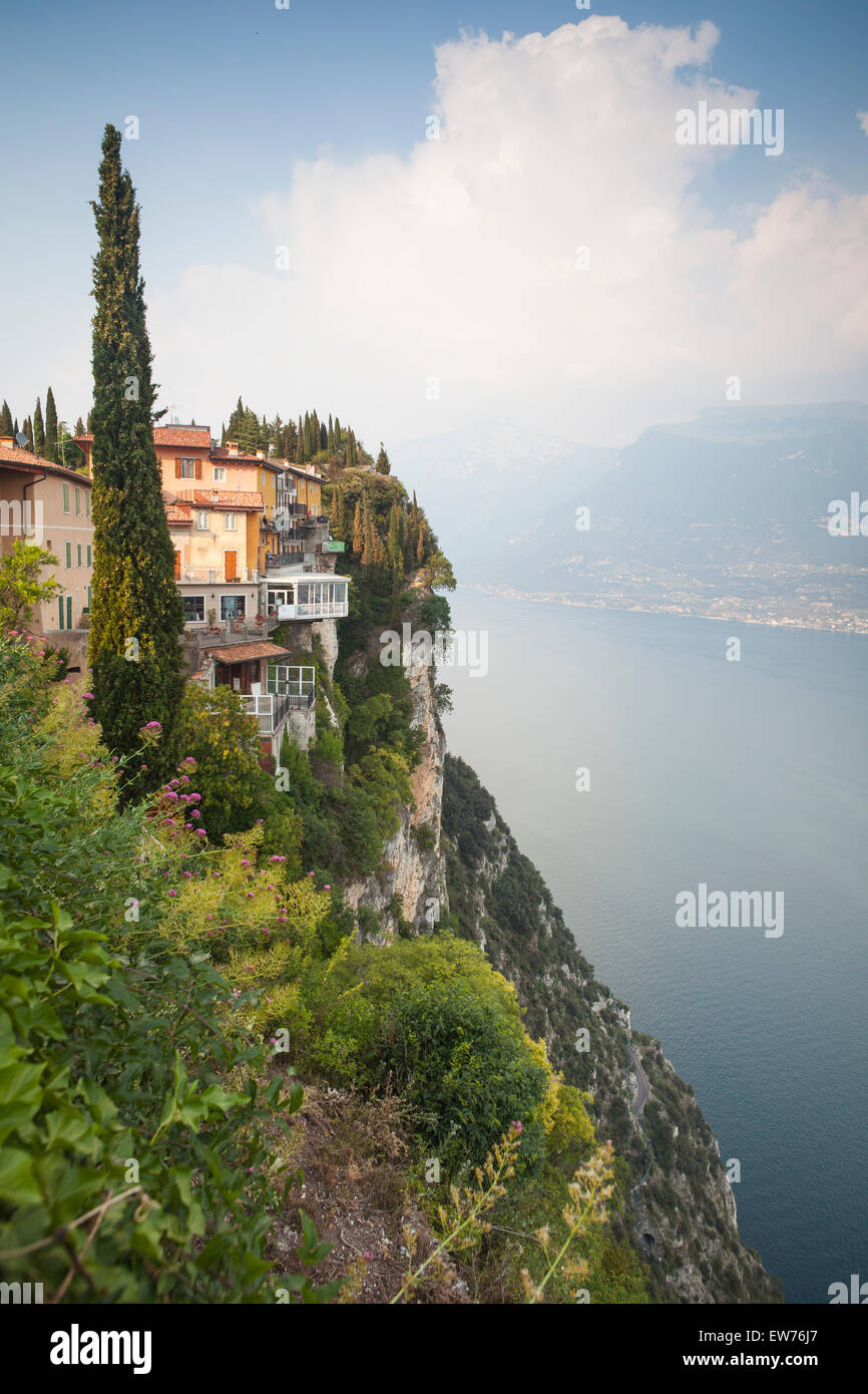 Vista dell'Hotel Miralago e il Lago di Garda, Tremosine, Brescia, Italia Foto Stock