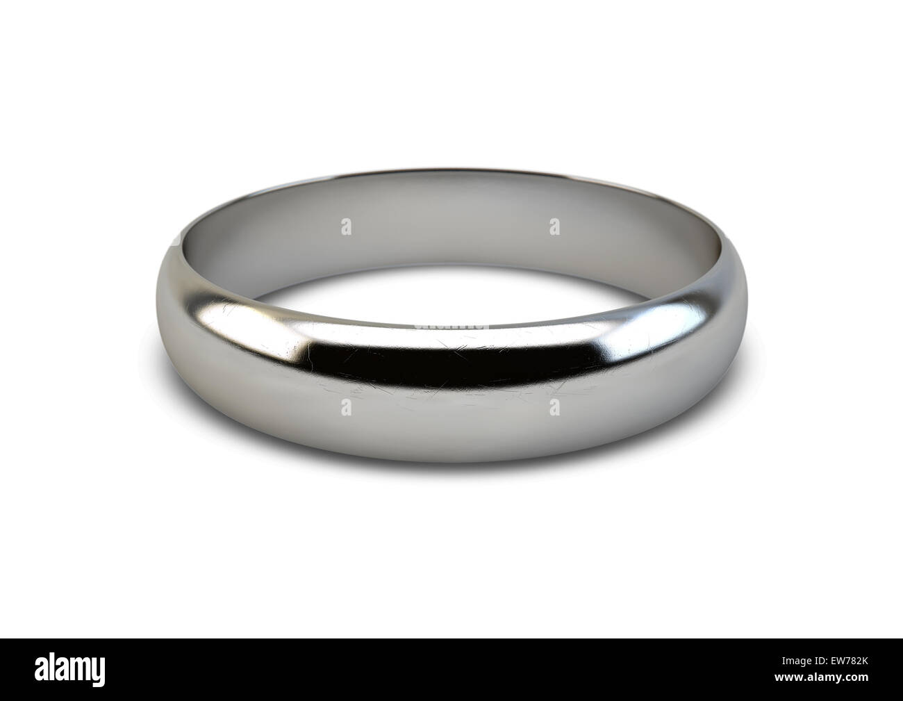 Un oro bianco anello di nozze in appoggio su un isolato sfondo bianco Foto Stock