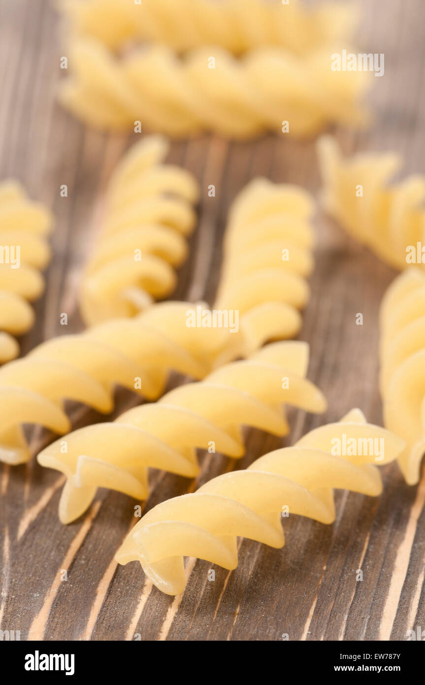 Fusilli su un tavolo di legno, close-up Foto Stock