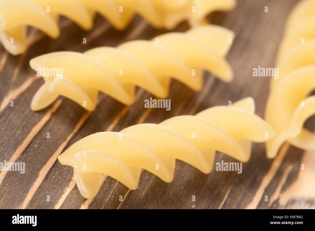 Fusilli su un tavolo di legno, close-up Foto Stock
