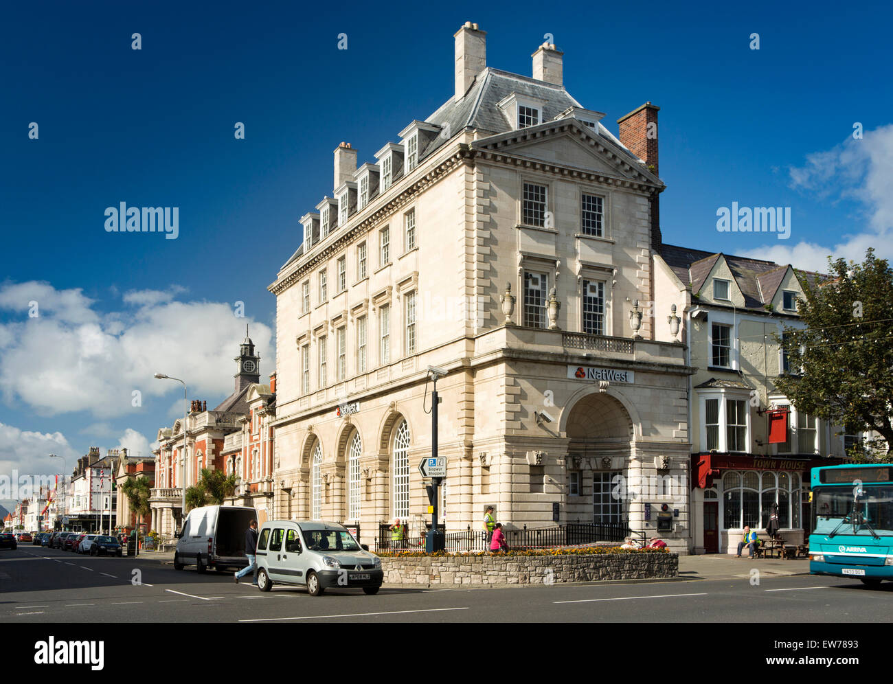 Nel Regno Unito, in Galles, Conwy, Llandudno, Mostyn Street, National Westminster Bank su un angolo del Lloyd Street Foto Stock
