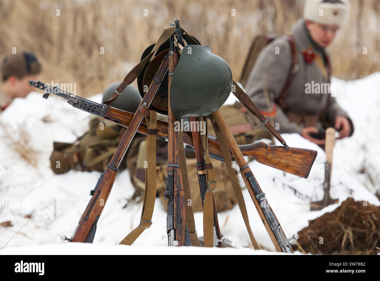 RUSSIA, LIZLOVO - 14 dicembre: soldati non identificato in trincea a sinistra le armi dalla rievocazione storica del contrattacco sotto la Mosca nel 1941 durante la II Guerra Mondiale, nella regione di Mosca, Lizlovo village, Russia, 2014 Foto Stock