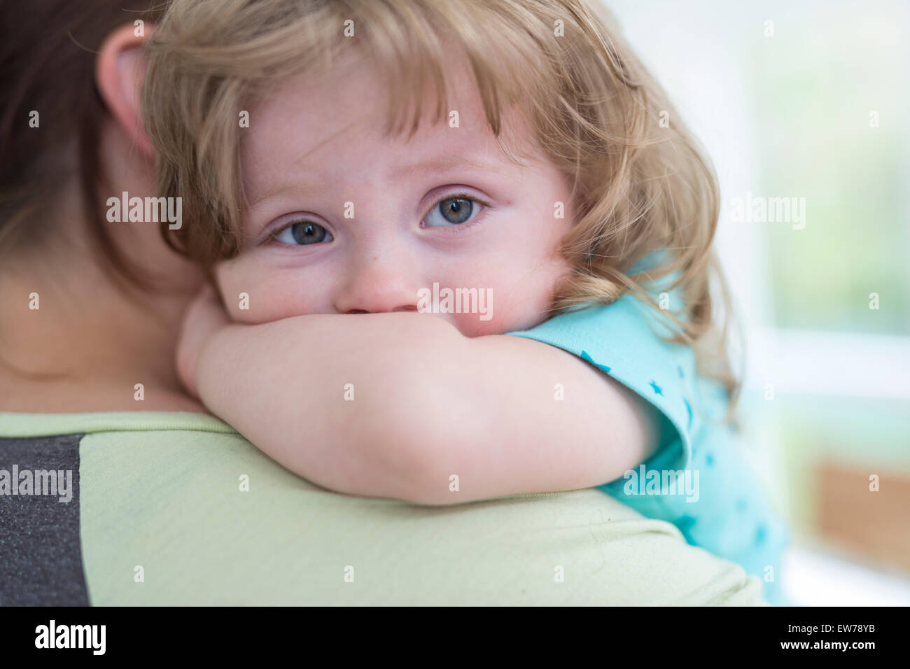 Bambina nella madre di braccia Foto Stock