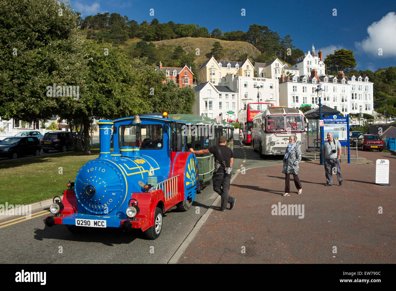 Nel Regno Unito, in Galles, Conwy, Llandudno, North Beach, ai passeggeri di salire a bordo del treno di terra a West Beach Foto Stock