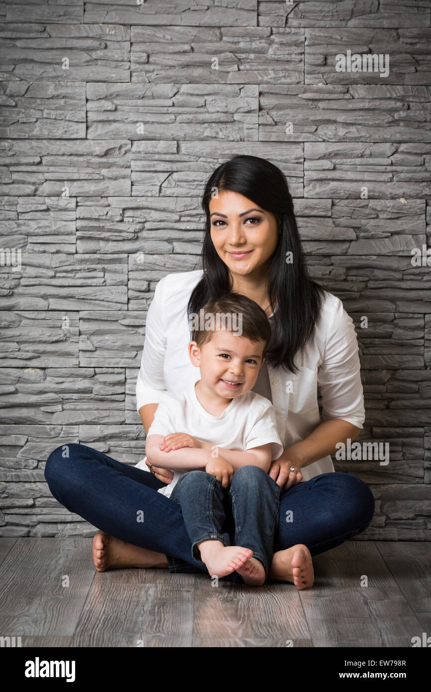 La madre e il Figlio seduto sul pavimento Foto Stock