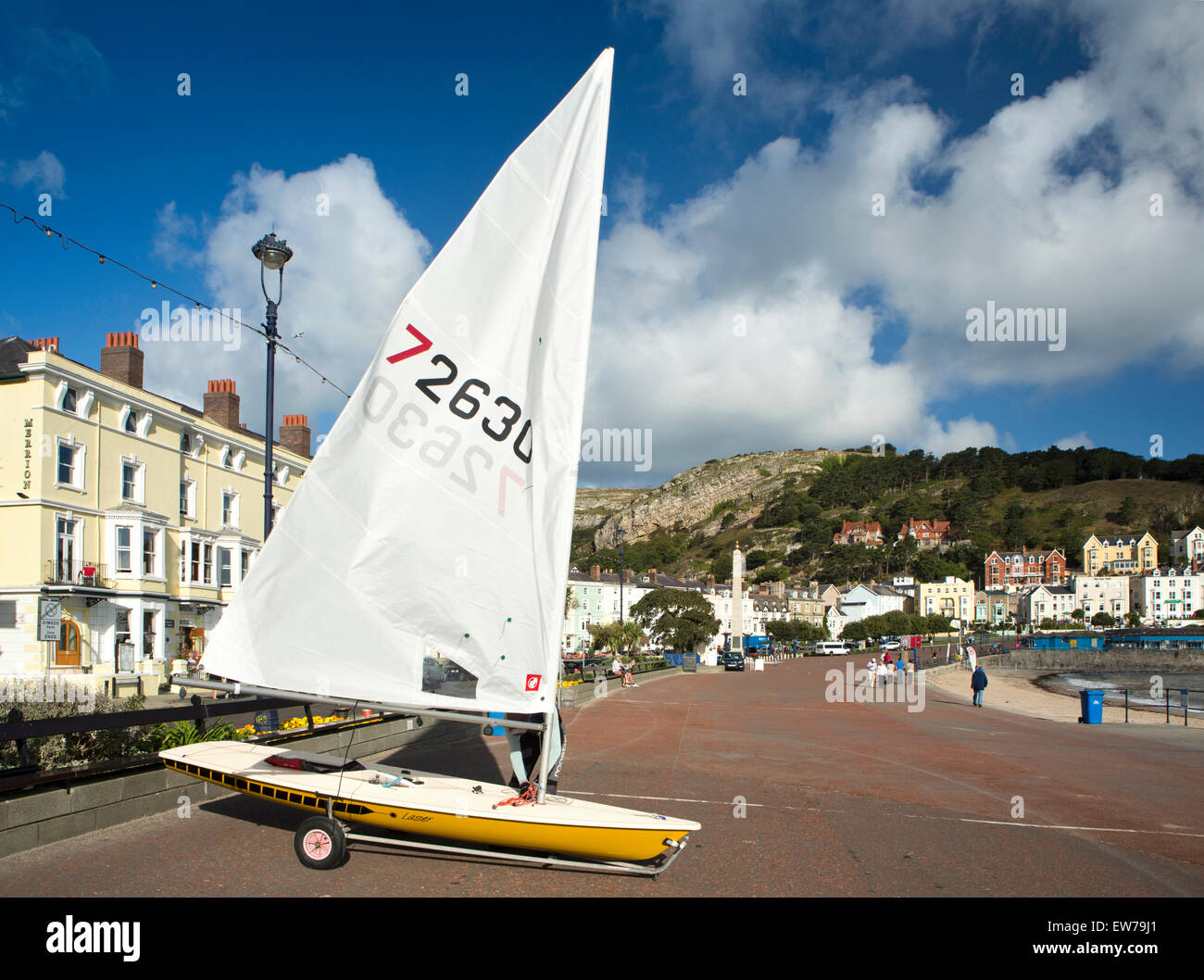 Nel Regno Unito, in Galles, Conwy, Llandudno, promenade, laser classe una persona barche a vela essendo preparato Foto Stock
