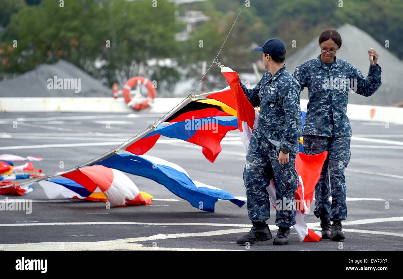 Kiel, Germania. 19 giugno 2015. Marines americani portano bandiere a bordo della nave "Antonio' presso il porto di Kiel, Germania, 19 giugno 2015. Cinquanta navi della marina militare da 10 nazioni sono tenuti a prendere parte all'annuale settimana di Kiel vela evento dal 20 al 28 giugno. La nave di 'San Antonio' restituito dal militare multinazionale excercise 'Baltops'. 50 navi di diversi partner della NATO hanno partecipato alla manovra sul Mar Baltico. Foto: CARSTEN REHDER/dpa/Alamy Live News Foto Stock