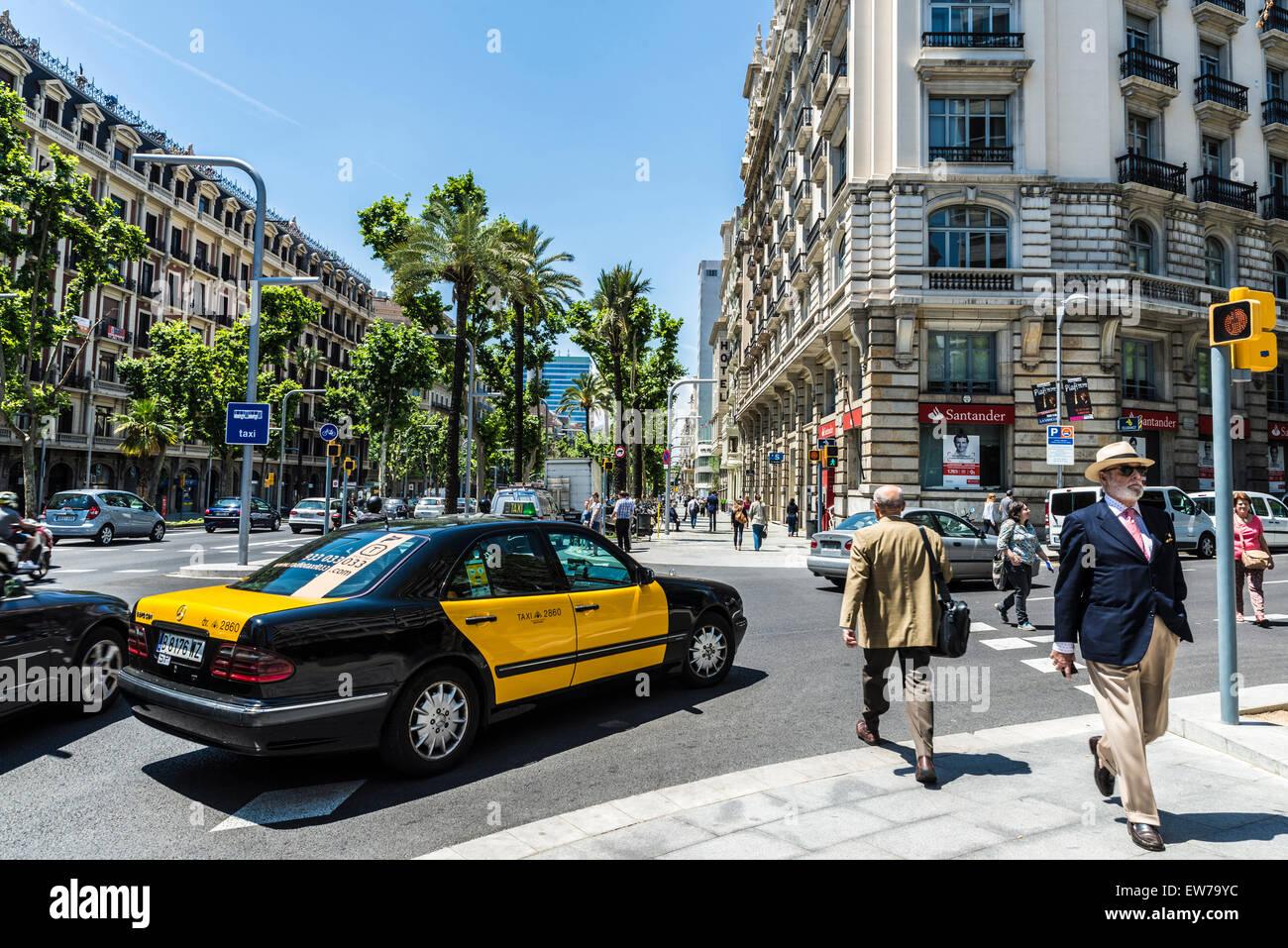 Avenida Diagonal e la più lunga strada di Barcellona, nella sezione centrale con la gente a piedi e in auto in attesa Foto Stock