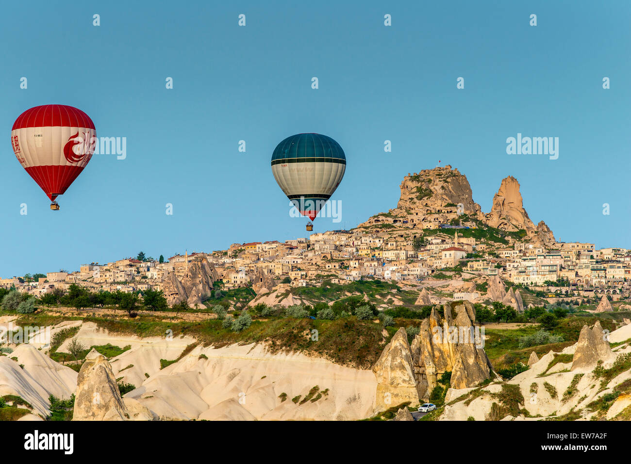 I palloni ad aria calda con il villaggio di Ortahisar in background, Cappadocia, Turchia Foto Stock