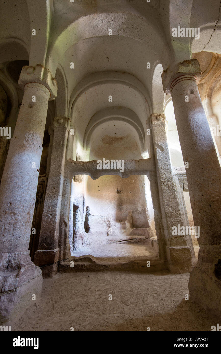 Vista interna di Kolonlu Kilise o colonnato Chiesa, valle delle rose, Cappadocia, Turchia Foto Stock