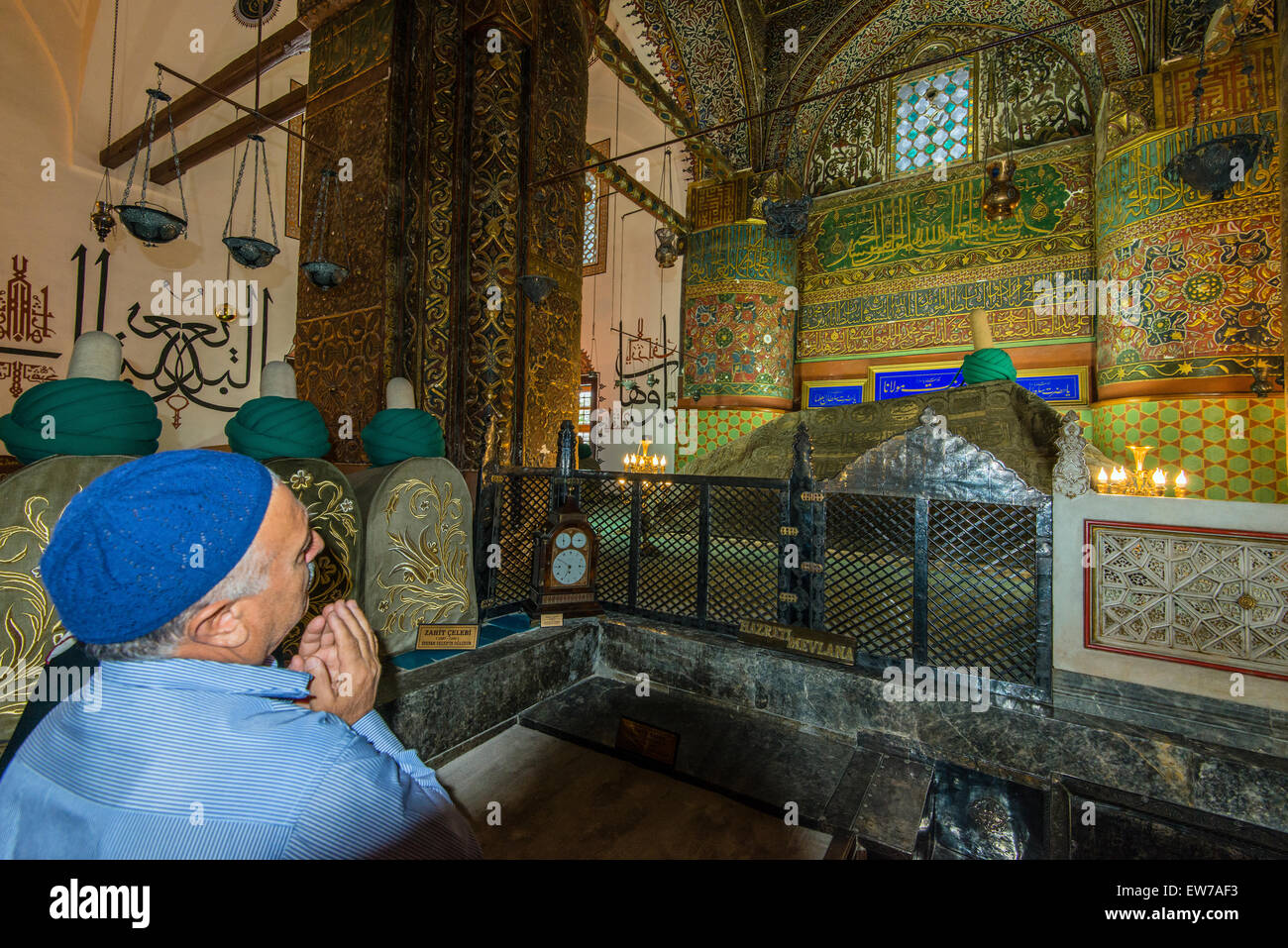 Adoratore pregando sulla Mevlana il sepolcro al museo di Mevlana, Konya, Turchia Foto Stock