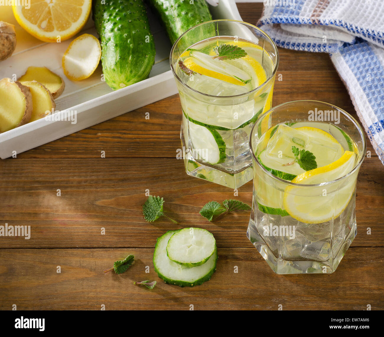 Acqua fresca con limone e cetriolo su uno sfondo di legno. Messa a fuoco selettiva Foto Stock