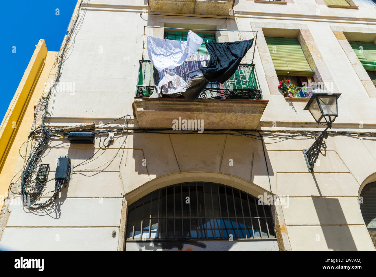 Capi appesi al di fuori di un piccolo balcone del vecchio edificio nella città vecchia di Barcellona, in Catalogna, Spagna Foto Stock