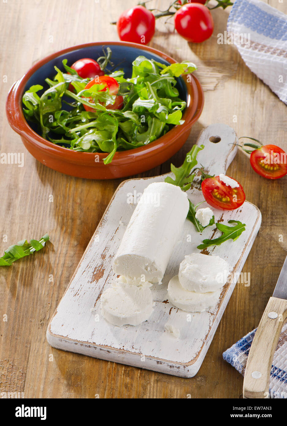 Formaggio di capra con insalata fresca e pomodori sul tavolo di legno. Foto Stock