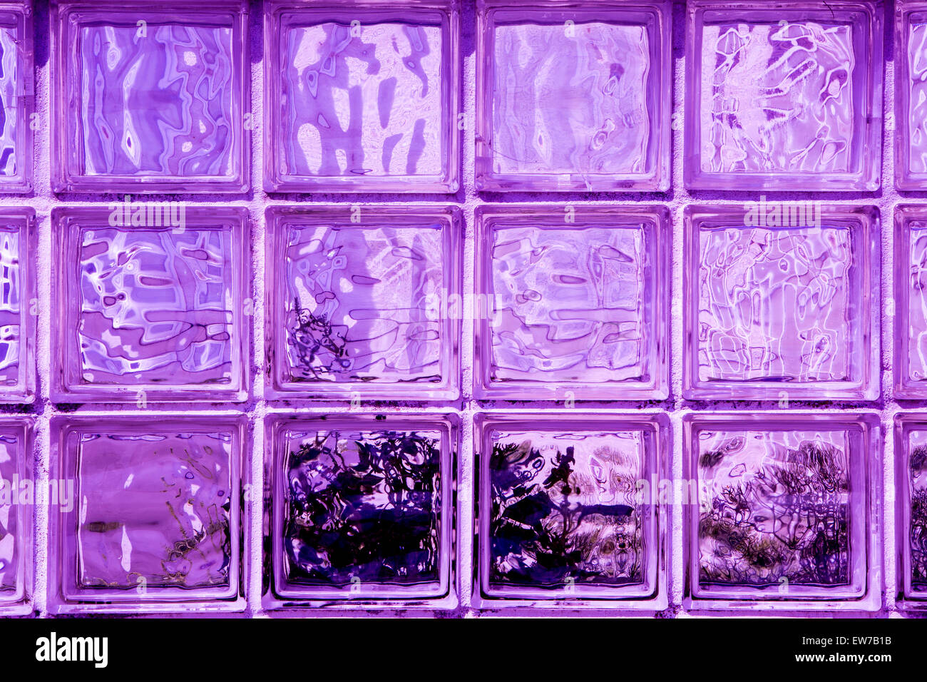 Una finestra viola Foto stock - Alamy