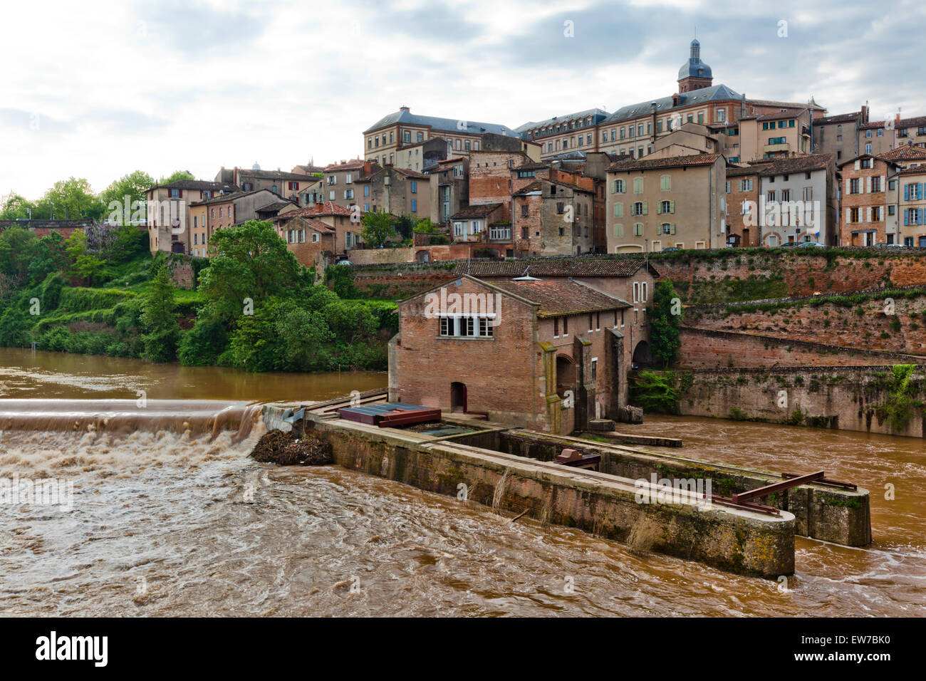 Vista sul fiume Tarn alle vecchie case mercantili Foto Stock