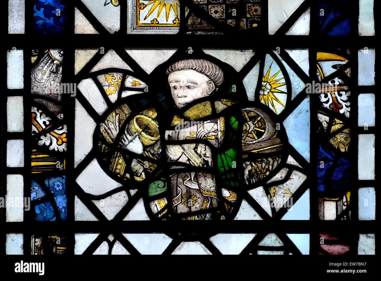 Norwich, Norfolk, Inghilterra. Norwich Cathedral (1096-1145) 15thC colorate il pannello di vetro dalla finestra contenente i frammenti Foto Stock