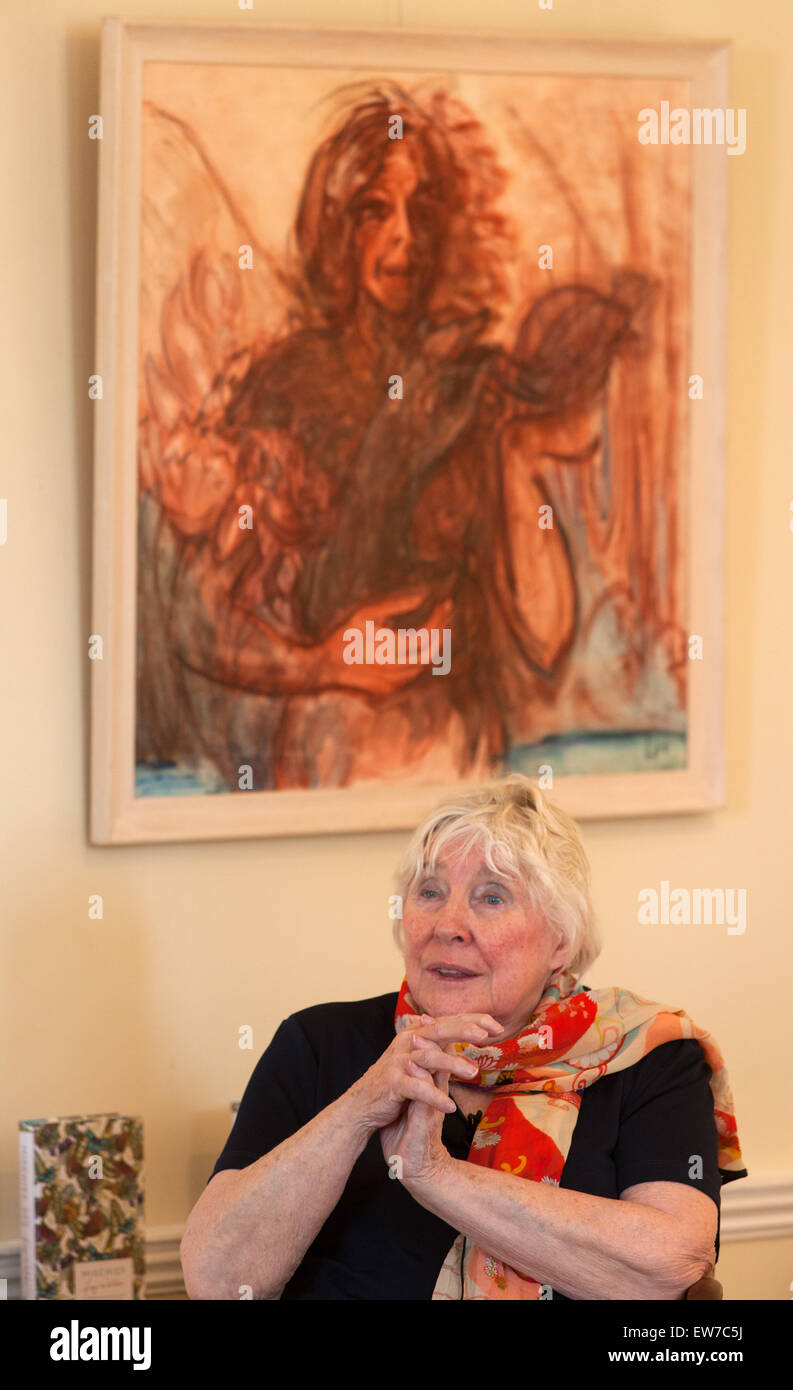 Autore Weldon Fay apre la prima mai Sidmouth Festival della Letteratura, 'SONU, mare e libri' a casa Kennaway, Sidmouth, Devon Foto Stock