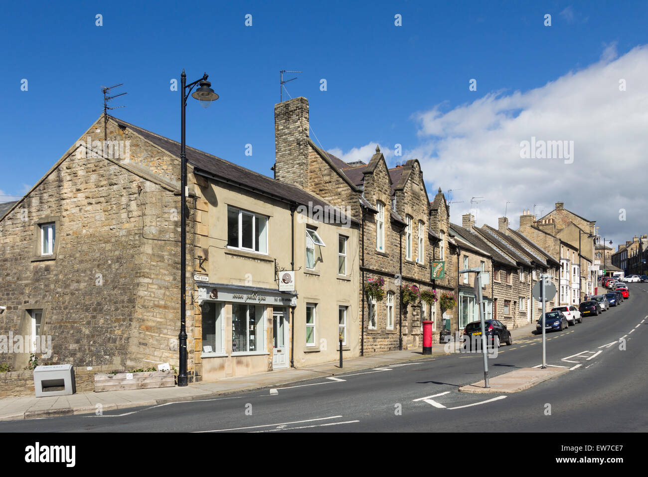 La banca, Barnard Castle, nella contea di Durham. Nota le insolite inclinata parete quadrate di aggiunta per sostenere il frontone di un tempio su th Foto Stock