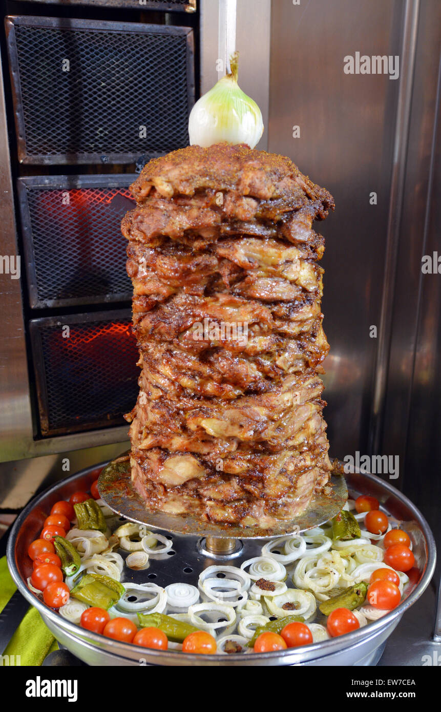 Döner Kebab arrostito allo spiedo rotante. Food texture di sfondo. Foto Stock