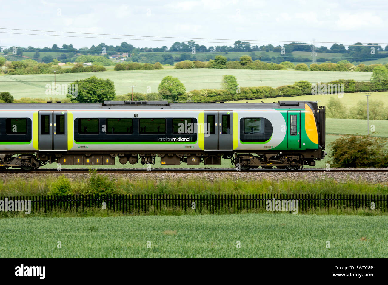 London Midland treno sulla linea principale della costa occidentale, Northamptonshire, Regno Unito Foto Stock