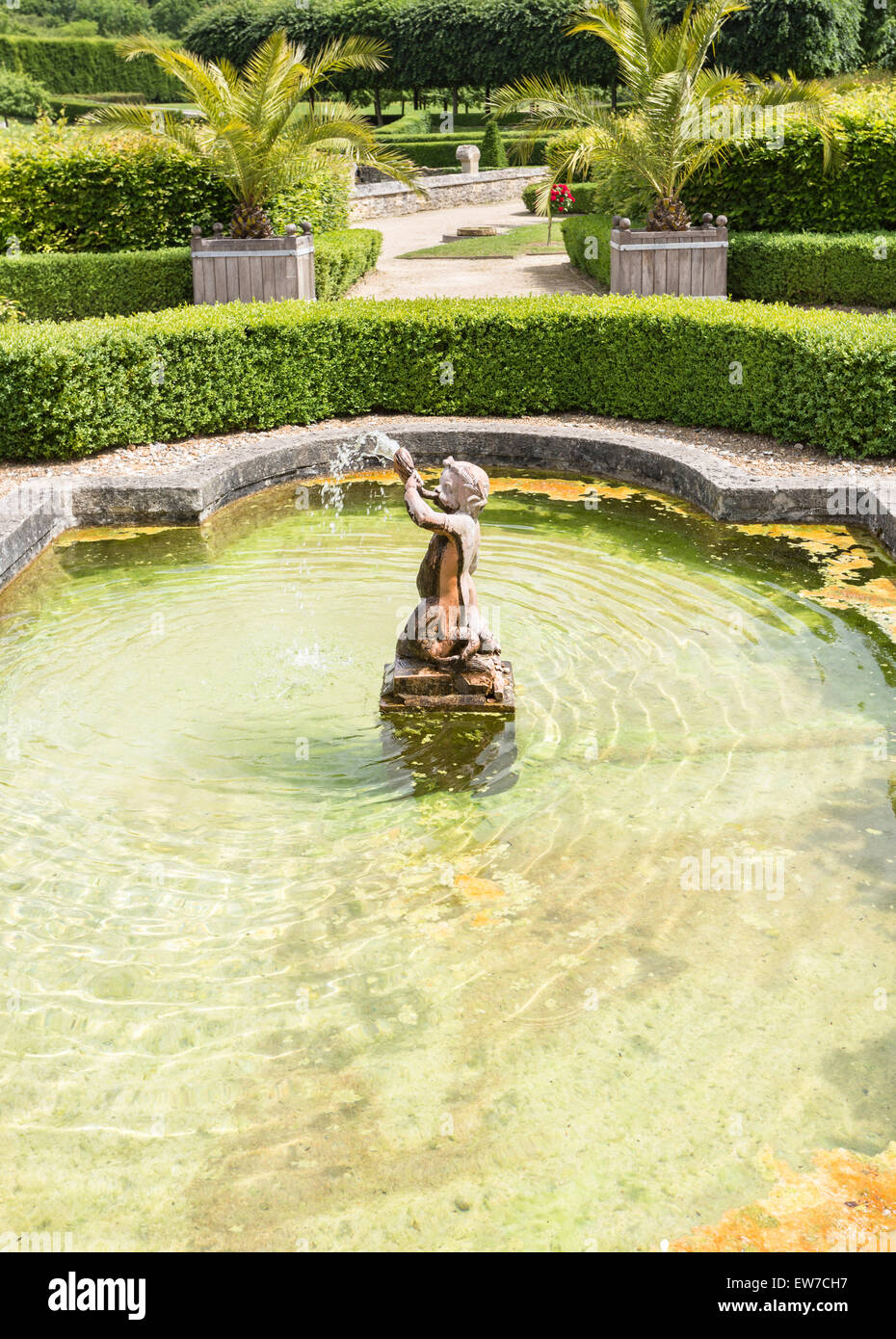 Laghetto di pietra e la Fontana del Cherubino in giardini formali, Domaine  de Villarceaux, nei pressi di colle dello Chaussy, Ile-de-France, Francia  settentrionale Foto stock - Alamy