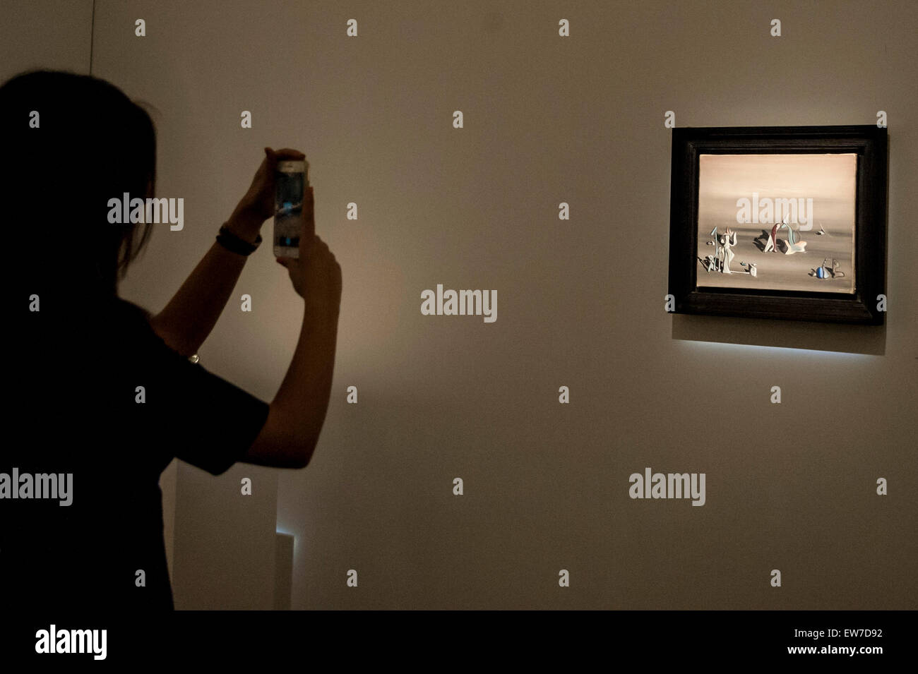 Londra, Regno Unito. Il 19 giugno 2015. Una donna prende una foto di Yves Tanguy "certezza", (est. £300k-£500k), da Sotheby's, impressionista d Arte Moderna e Contemporanea, anteprima prima della vendita il 24 giugno 2015. Leader della vendita sono Kazimir Malevich, 'Suprematism, XVIII Costruzione' e Edouard Manet "Le Bar Folies-Bergère aux'. Credito: Stephen Chung / Alamy Live News Foto Stock