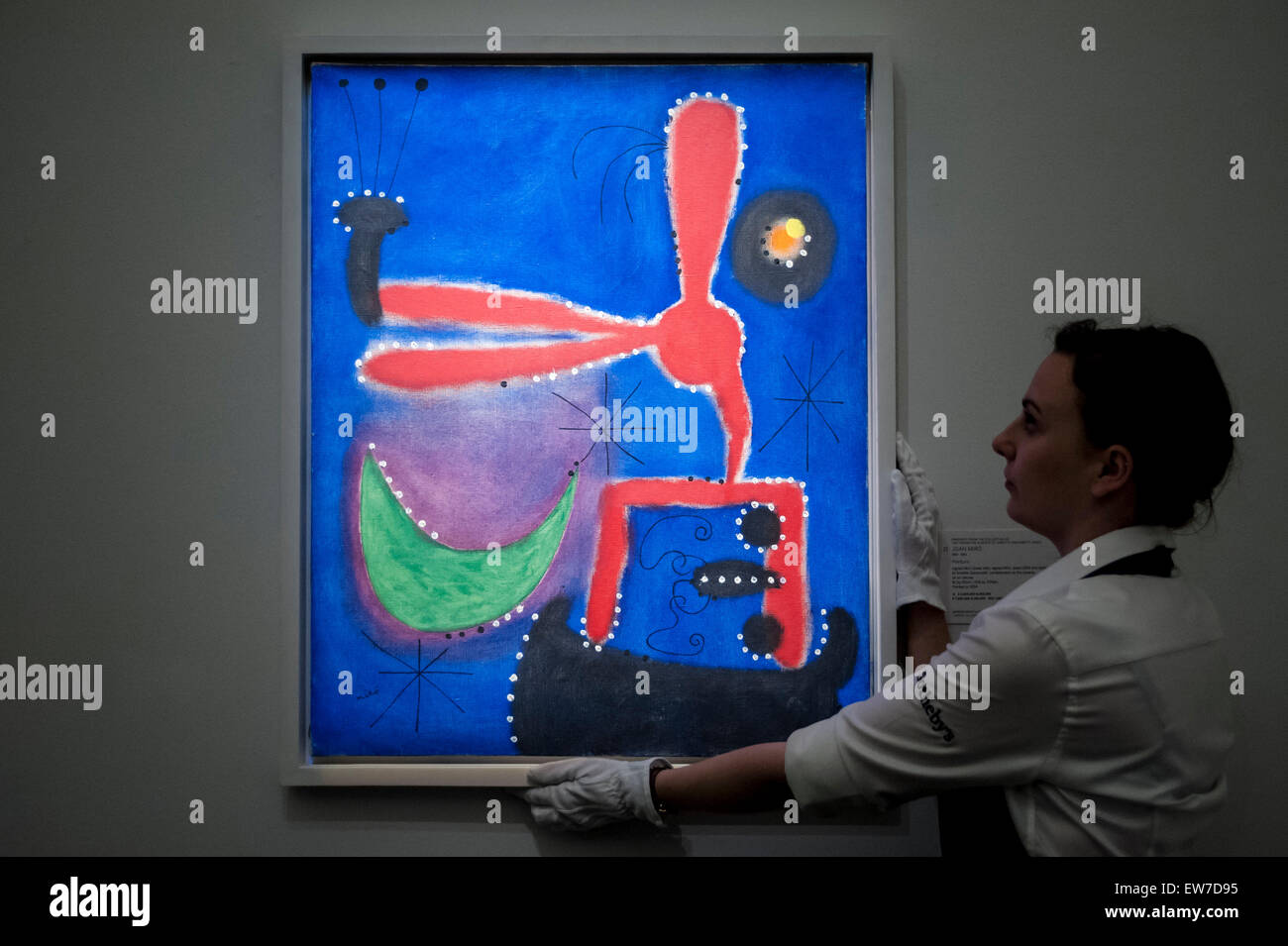 Londra, Regno Unito. Il 19 giugno 2015. Un Sotheby's agente mostra Joan Miró di 'Peinture" (est. £5m - £8m), da Sotheby's, impressionista d Arte Moderna e Contemporanea, anteprima prima della vendita il 24 giugno 2015. Leader della vendita sono Kazimir Malevich, 'Suprematism, XVIII Costruzione' e Edouard Manet "Le Bar Folies-Bergère aux'. Credito: Stephen Chung / Alamy Live News Foto Stock