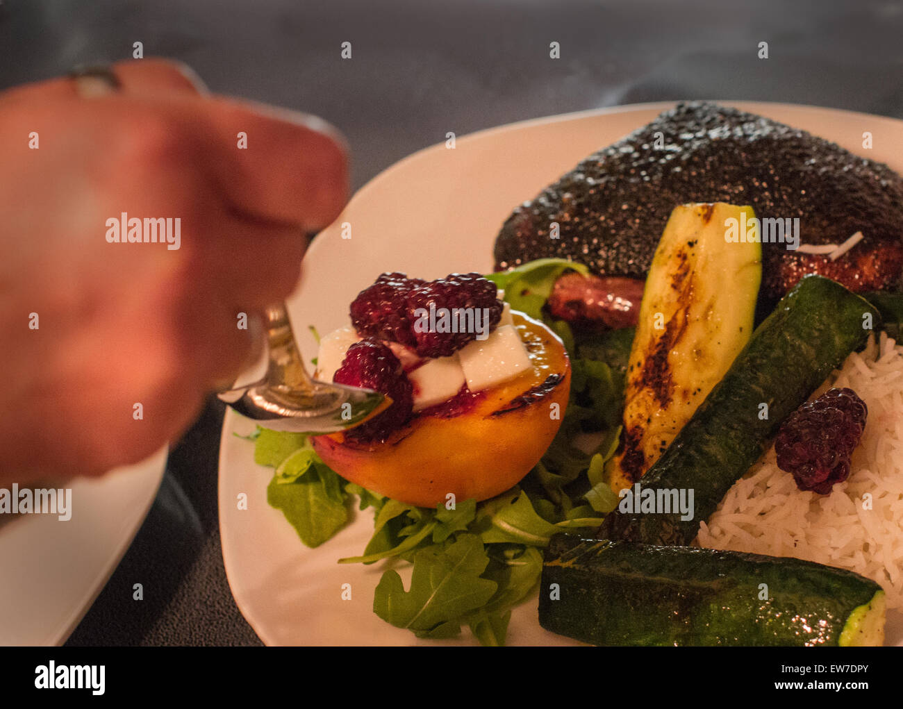 Cena fatta in casa e servizio pronto a mangiare carne di verdure di levata e frutta servita su un piatto bianco. Foto Stock