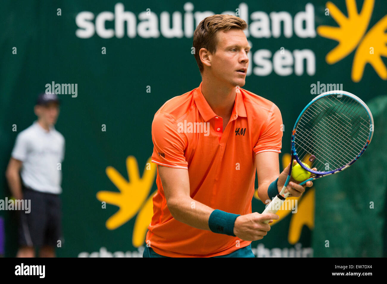 Tomas BERDYCH (CZE) si prepara a servire nei quarti di finale di ATP Gerry Weber Open Tennis campionati a Halle, Germania. Foto Stock