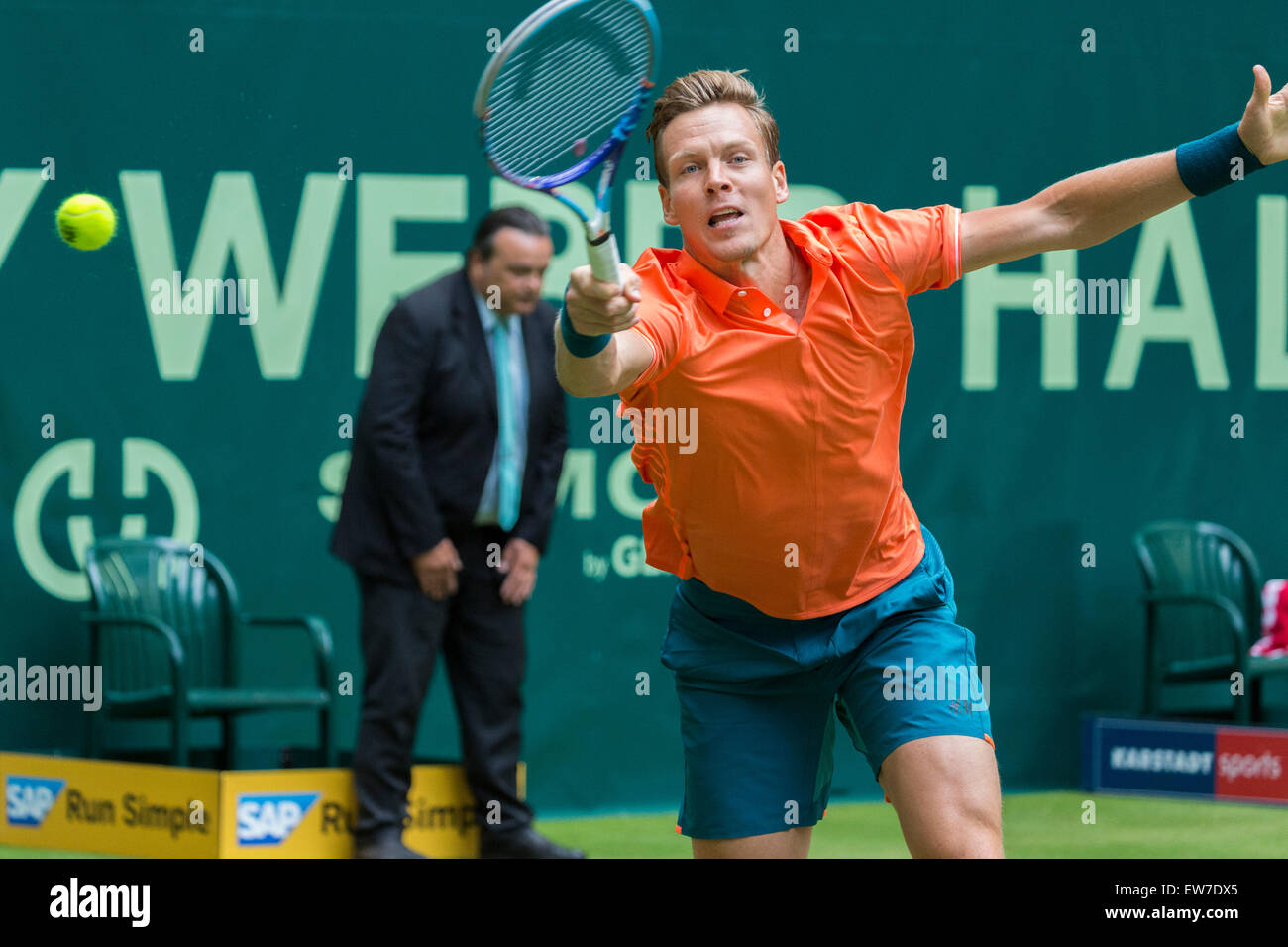 Tomas BERDYCH (CZE) si estende per un colpo nei quarti di finale di ATP Gerry Weber Open Tennis campionati a Halle, Germania. Foto Stock