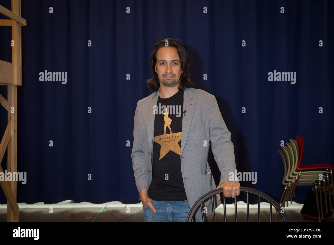 Manhattan, NY, STATI UNITI D'AMERICA. Il 18 giugno, 2015. L'attore protagonista LIN-MANUEL MIRANDA come il cast, dell'equipaggio e dei produttori di Broadway ''Hamilton'' si incontrano e si pongono per le fotografie prima di iniziare le prove a New 42nd Street Studios, Giovedì 18 Giugno, 2015. ''Hamilton'' inizia anteprime presso il Richard Rodgers Theatre sulla luglio 13 prima dell'apertura ufficiale della notte agosto 6. Il musical ha concluso la sua durata 4 mesi venduti-l'impegno al teatro pubblico il 4 maggio. © Bryan Smith/ZUMA filo/Alamy Live News Foto Stock