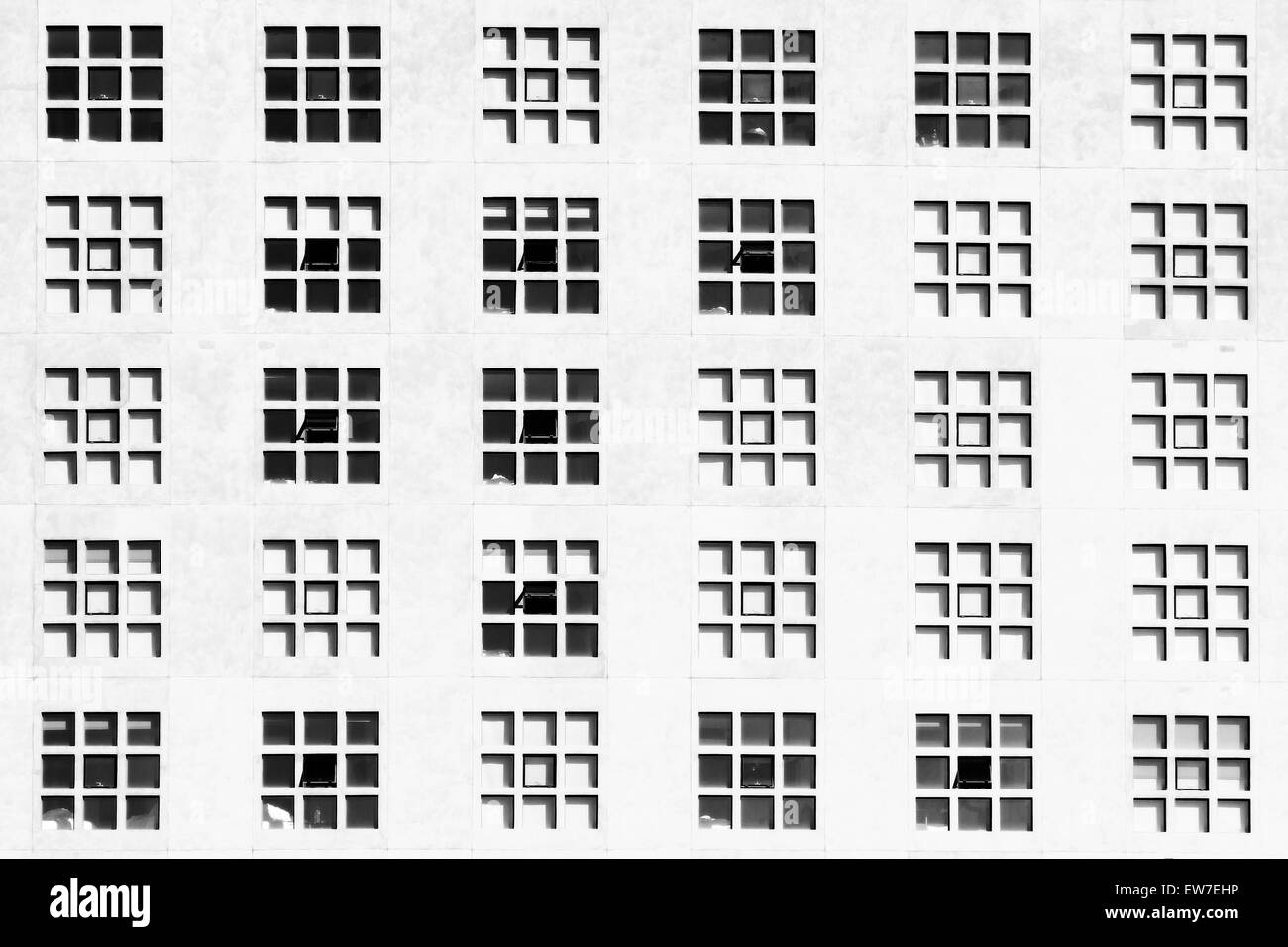 Finestre sulla facciata di edificio con disegno quadrato. In bianco e nero Foto Stock