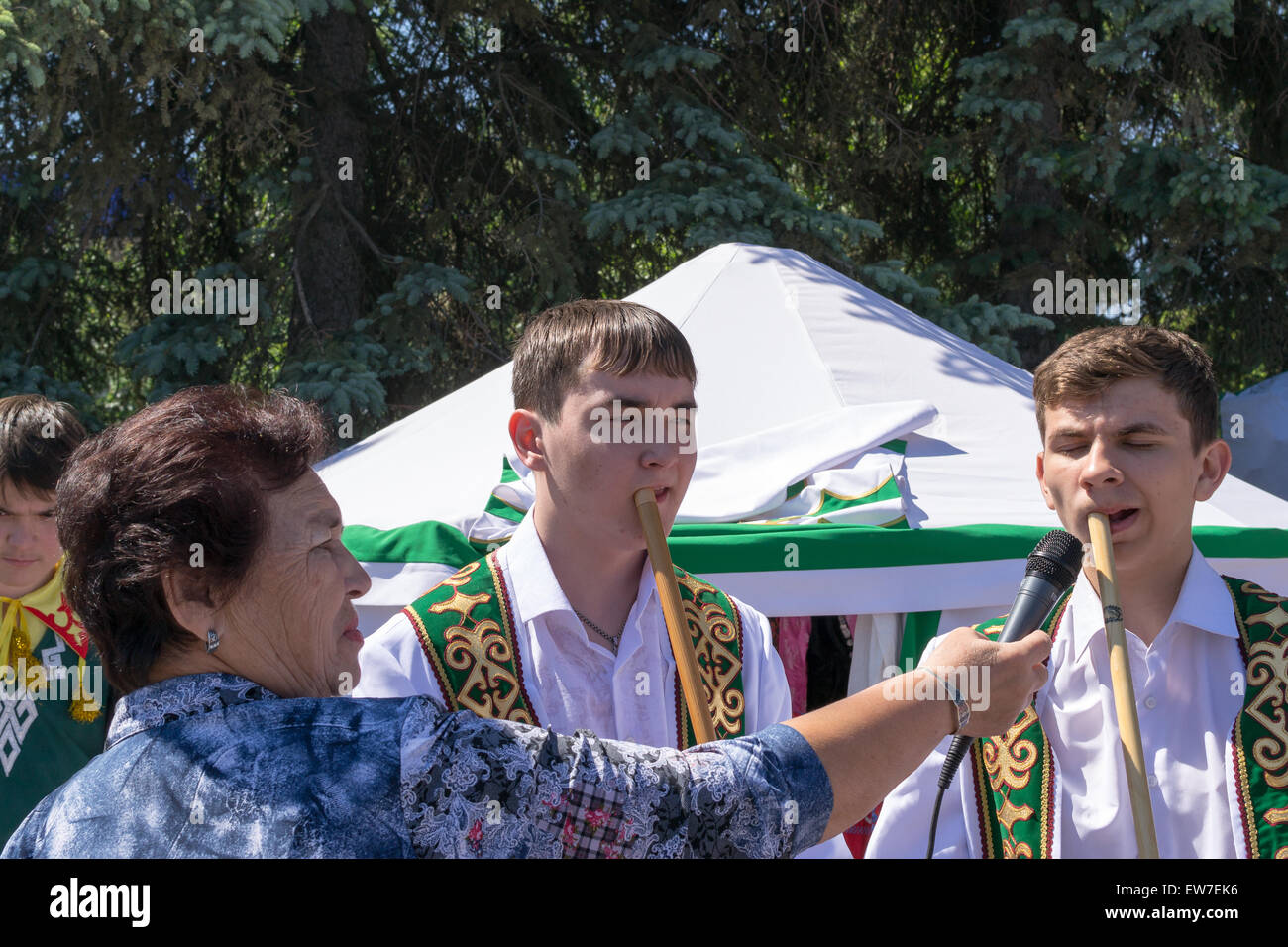 Bashkir bambini in nazionale bashkir vestire la riproduzione del kaval strumento a fiato come parte della Russia giorni di vacanza a Ufa Bashkorto Foto Stock