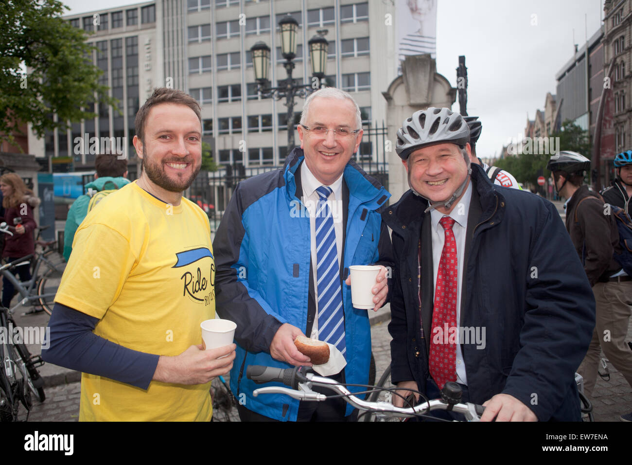 Belfast, Regno Unito 19 Giugno 2015. Danny Kennedy MLA (C) con basilico McCrea MLA (R) in bici al lavoro di promozione della settimana nel parco del municipio di Belfast Credit: Bonzo Alamy/Live News Foto Stock