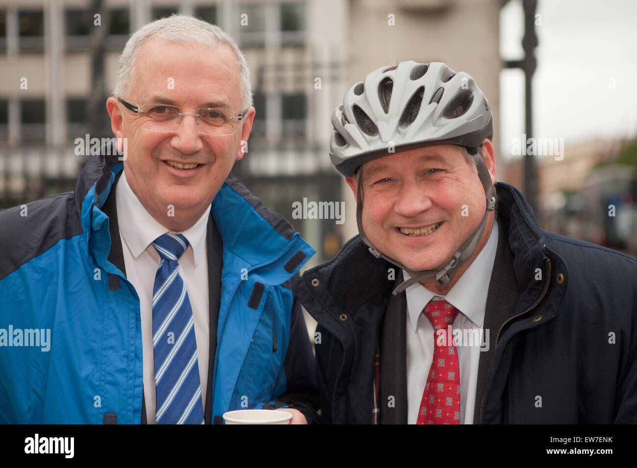 Belfast, Regno Unito 19 Giugno 2015. Danny Kennedy MLA (L) con basilico McCrea MLA (R) in bici al lavoro di promozione della settimana nel parco del municipio di Belfast Credit: Bonzo Alamy/Live News Foto Stock