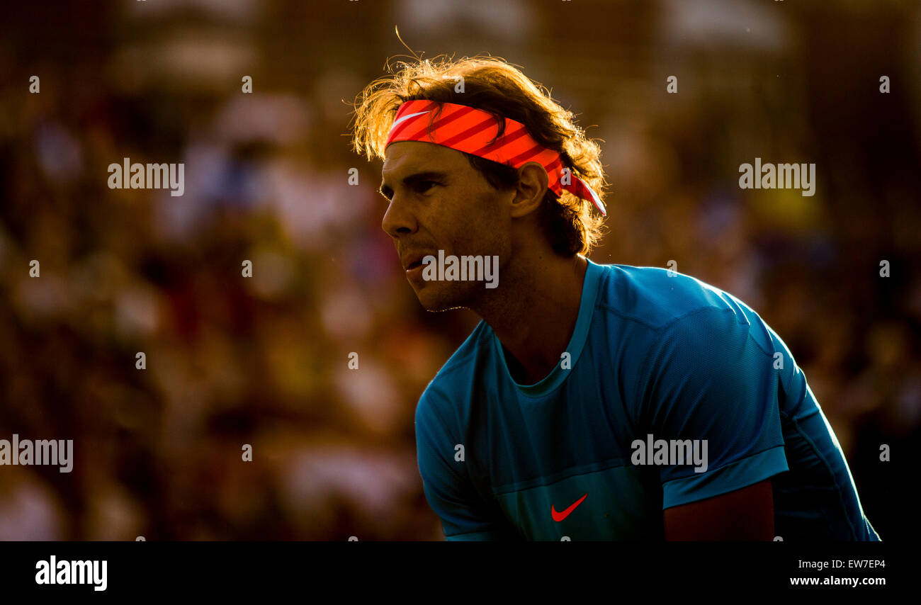 Londra, Regno Unito. Il 18 giugno, 2015. Queens Aegon campionato di tennis. Il sole di sera mette in evidenza la fascia indossata da Rafael Nadal (ESP) nella sua perdita, con partner Lopez a D. Nestor e L. Paes nei quarti di finale. © Azione Sport Plus/Alamy Live News Foto Stock