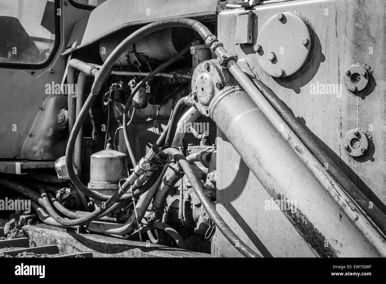 Close-up di un vano motore di un giallo terra industriale escavatore Macchina in bianco e nero Foto Stock