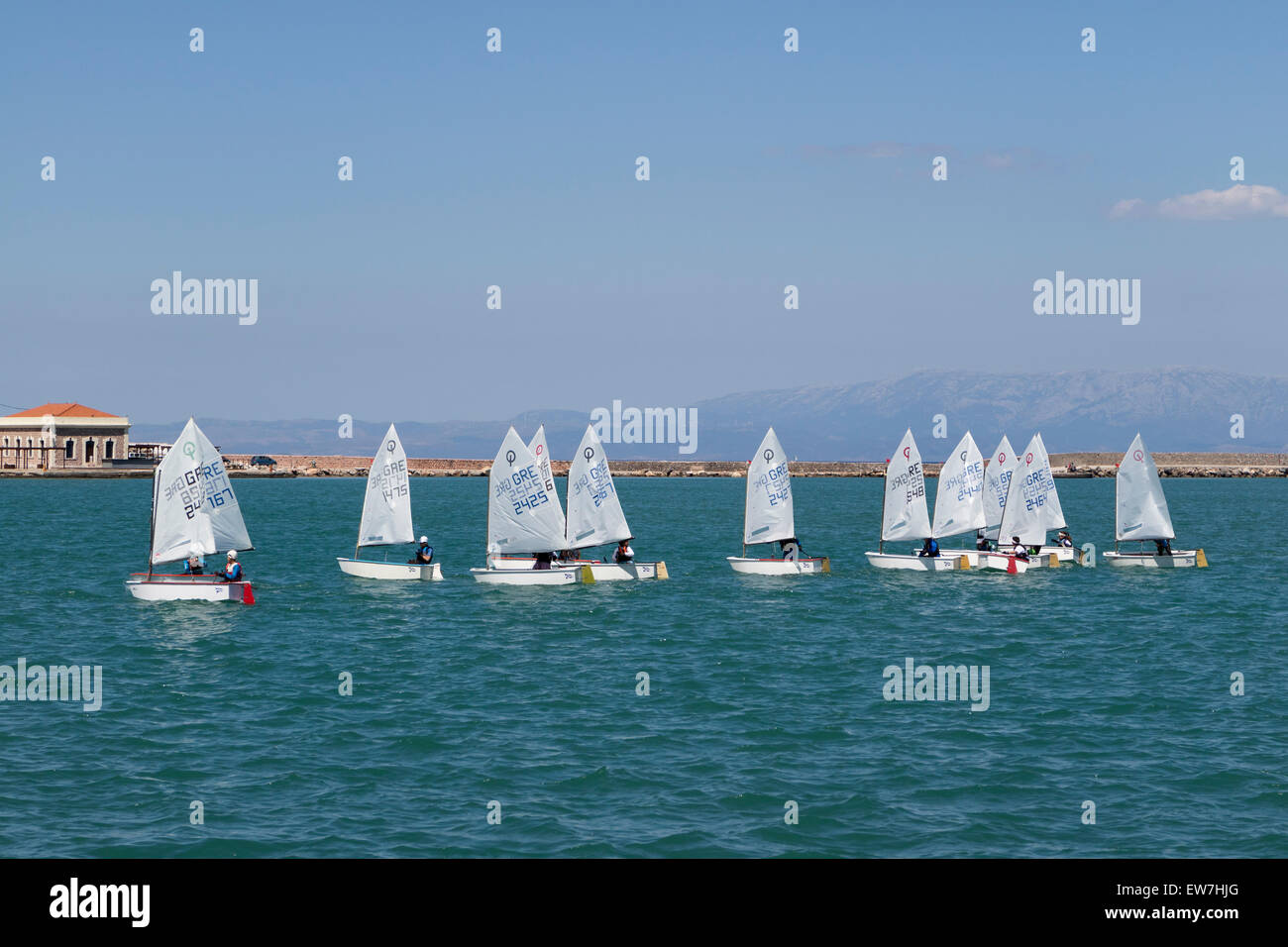Corsi di vela per bambini nella baia della città di Chios, sull'isola di Chios, Grecia Foto Stock
