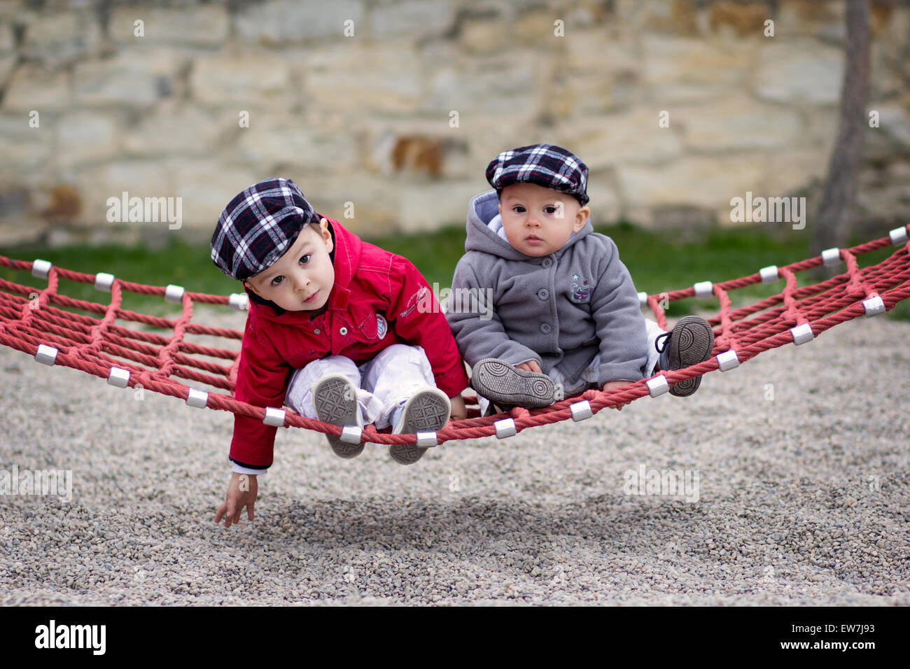 Due ragazzi in uno swing Foto Stock