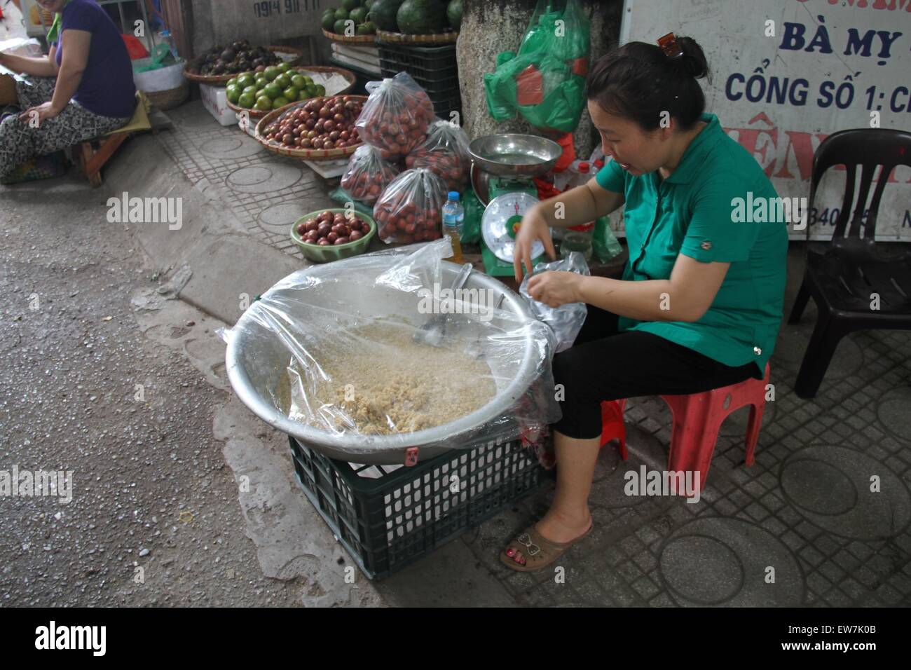 Hanoi, Vietnam. 19 giugno 2015. Un fornitore vende fermentato di riso appiccicoso in un mercato di Hanoi, Vietnam, 19 giugno 2015. Duanwu festival, ha celebrato il quinto giorno del quinto mese lunare, è ampiamente conosciuto in Vietnam come il festival per uccidere gli insetti interna. Il vietnamita persone credono che mangiare fermentato di riso appiccicoso durante Duanwu festival può aiutare a pulire il sistema digestivo. © Le Yanna/Xinhua/Alamy Live News Foto Stock