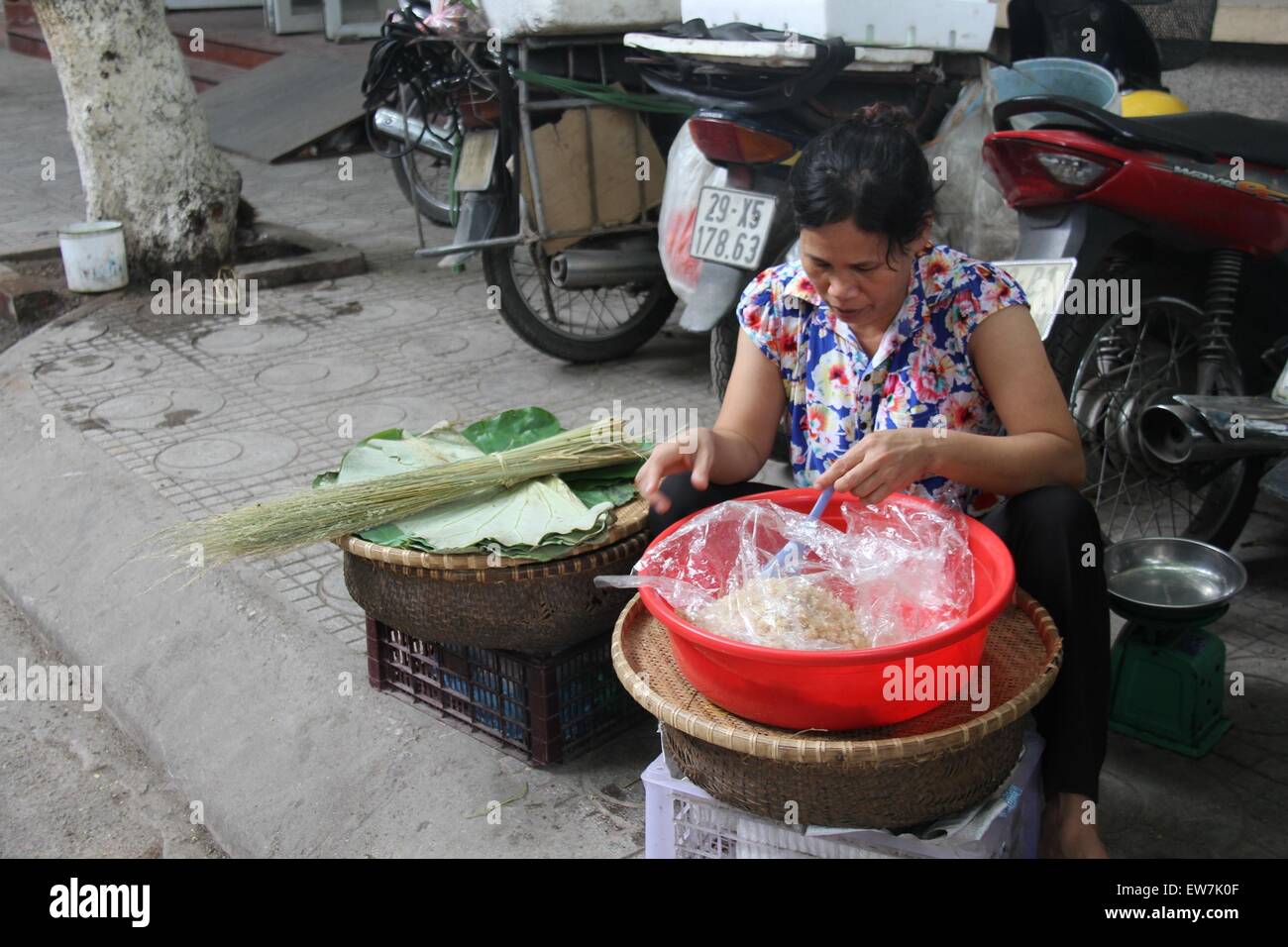 Hanoi, Vietnam. 19 giugno 2015. Un fornitore vende fermentato di riso appiccicoso in un mercato di Hanoi, Vietnam, 19 giugno 2015. Duanwu festival, ha celebrato il quinto giorno del quinto mese lunare, è ampiamente conosciuto in Vietnam come il festival per uccidere gli insetti interna. Il vietnamita persone credono che mangiare fermentato di riso appiccicoso durante Duanwu festival può aiutare a pulire il sistema digestivo. © Le Yanna/Xinhua/Alamy Live News Foto Stock