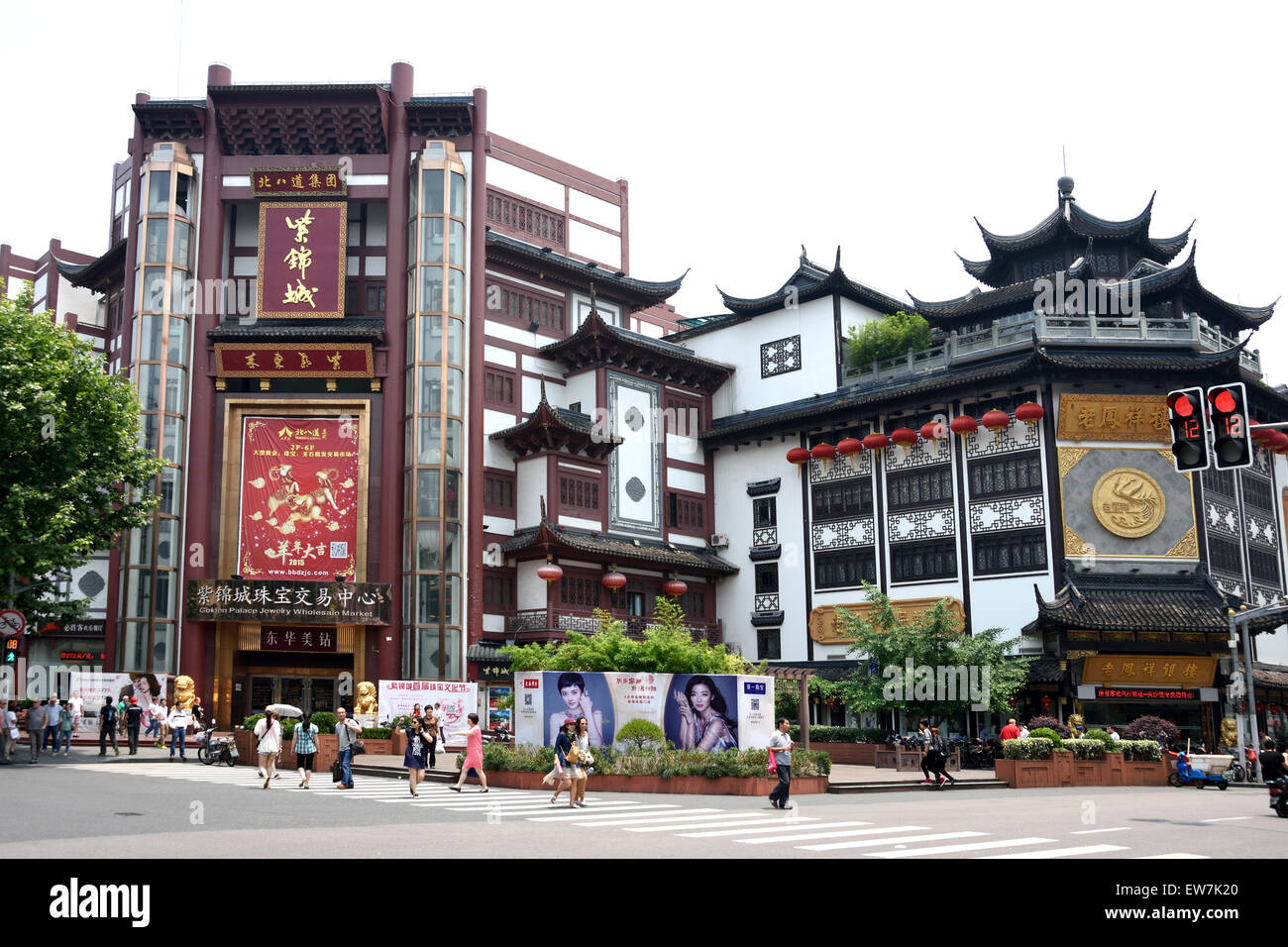 Il Giardino di Yuyuan Bazar edifici fondata dalla dinastia Ming Pan famiglia ' Vecchia città cinese ' area per lo shopping di Shanghai in Cina Foto Stock