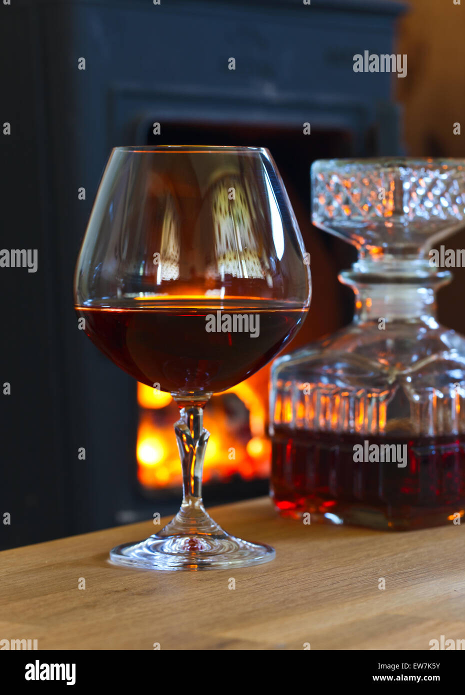 Bicchiere di brandy su un tavolo di legno Foto Stock