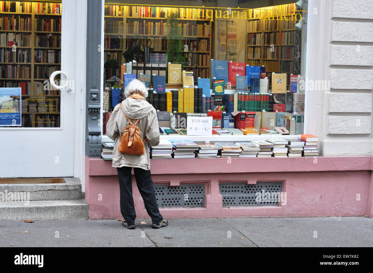 Donna acquistare un libro in Heidelberg, Germania Foto Stock