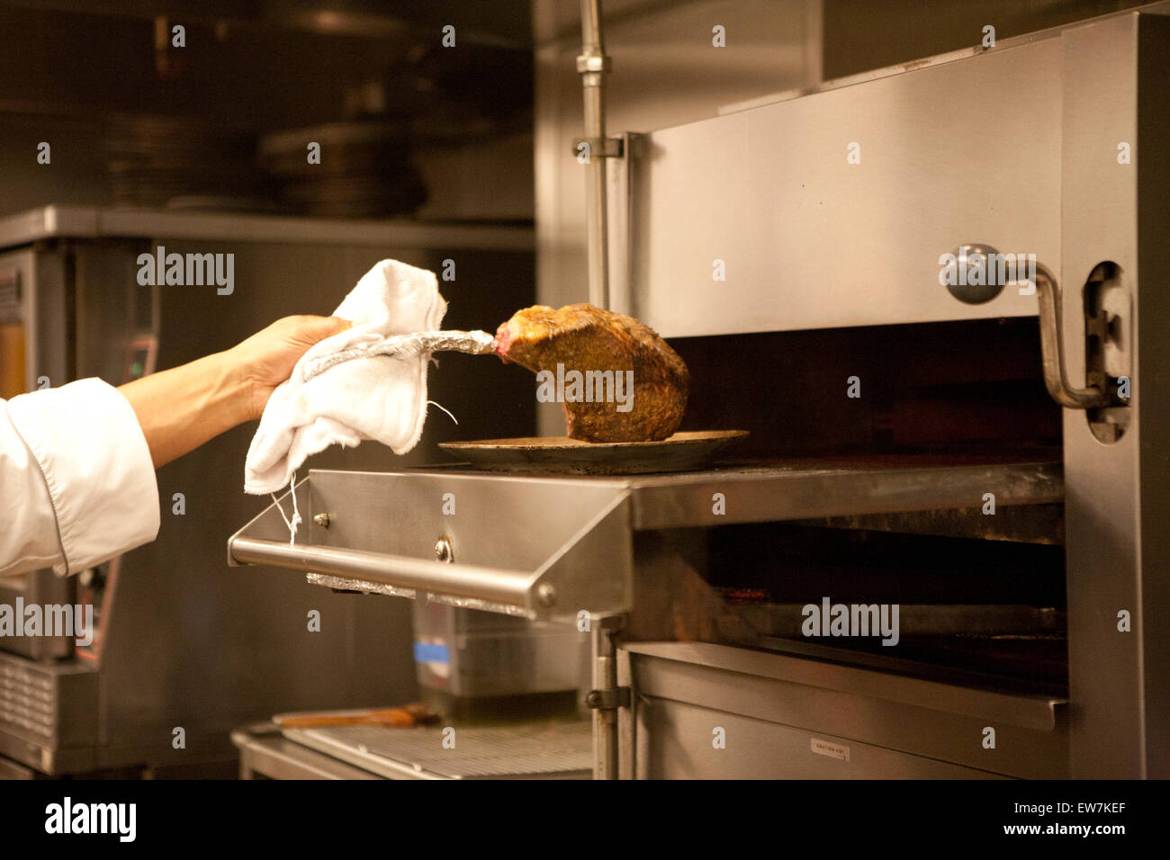 Bistecca di essere preparati in cucina commerciale Foto Stock