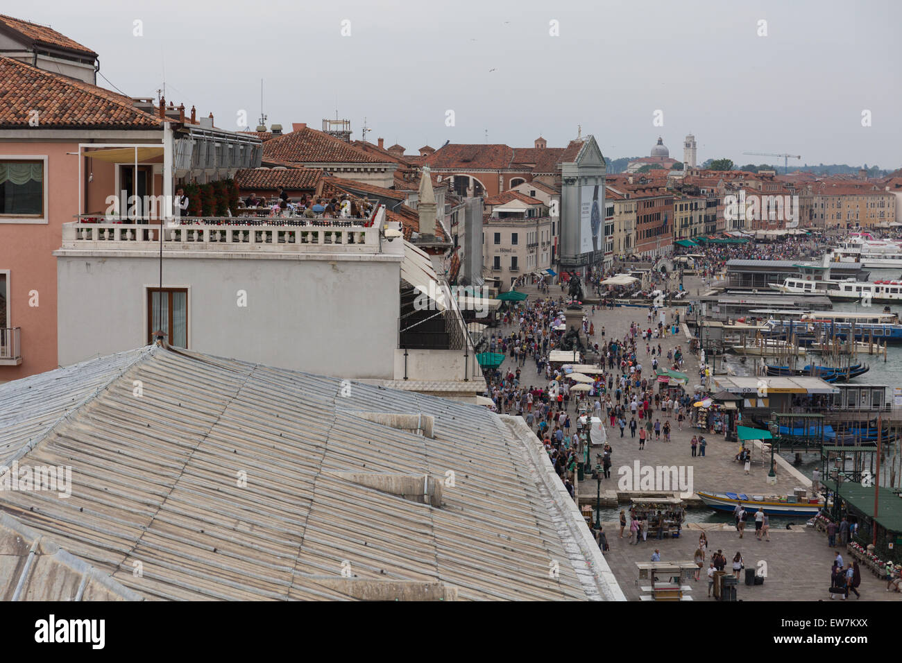 Vista dei tetti di Venezia, guardando verso il basso sulla Riva degli Schiavoni Foto Stock