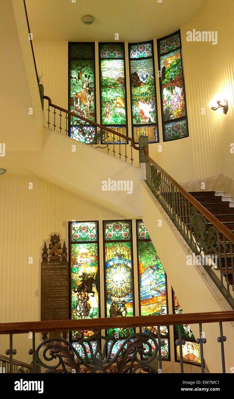 Scala con finestre di vetro macchiate, Hotel Gellert, Budapest, Ungheria Foto Stock